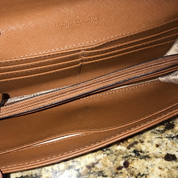 Michael Kors Wallet - Picture 4 of 8